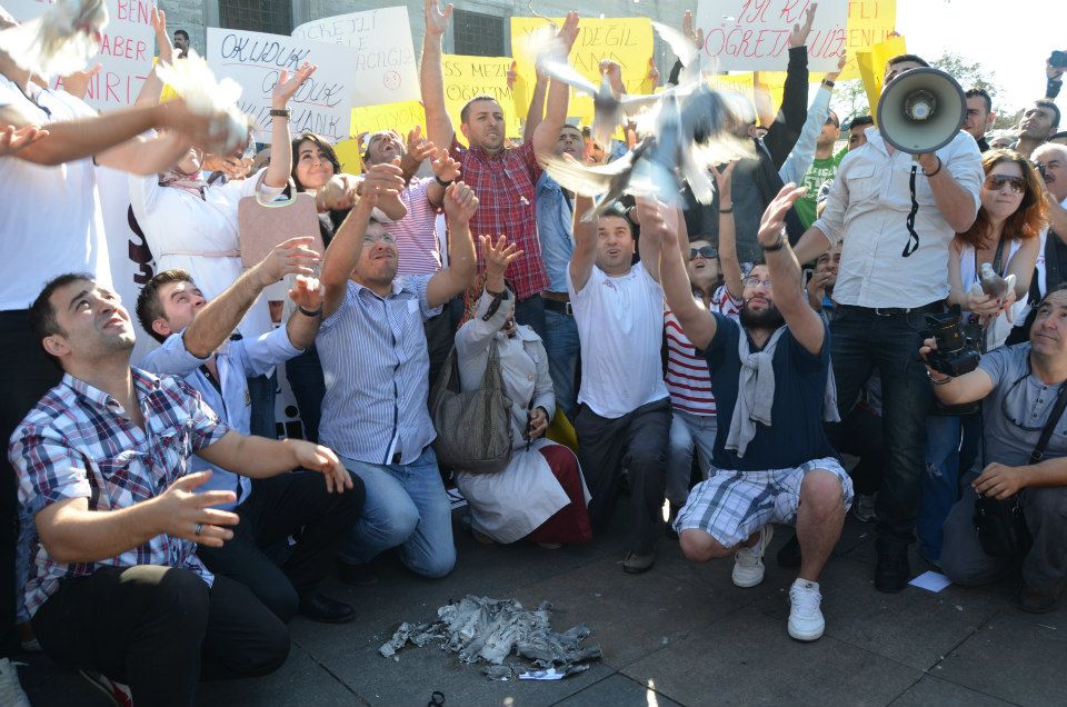 Öğretmen adayları Eminönü camisi önünde diploma yaktı